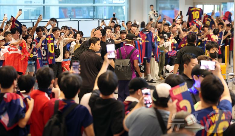 FC 바르셀로나의 공격수 라민 야말이 29일 오후 인천국제공항 2터미널을 통해 입국하고 있다. 2025.7.29/뉴스1 ⓒ News1 김진환 기자