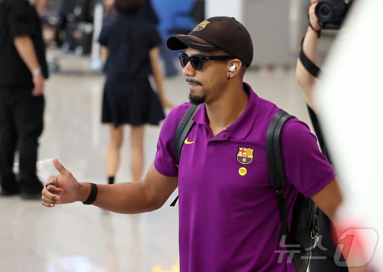 FC 바르셀로나의 로날드 아라우호가 29일 오후 인천국제공항 2터미널을 통해 입국하고 있다. 2025.7.29/뉴스1 ⓒ News1 김진환 기자