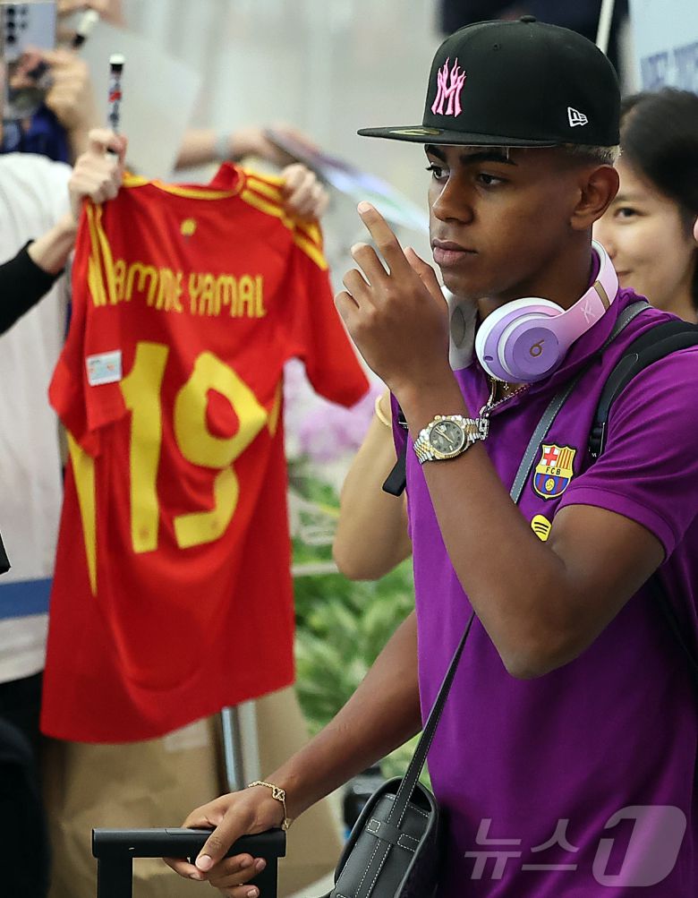 FC 바르셀로나의 공격수 라민 야말이 29일 오후 인천국제공항 2터미널을 통해 입국하고 있다.  2025.7.29/뉴스1 ⓒ News1 김진환 기자