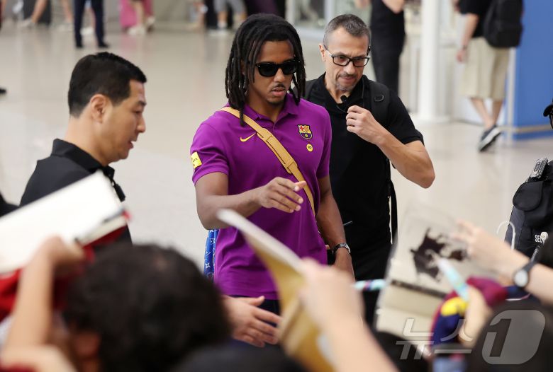 FC 바르셀로나의 쥘 쿤데가 29일 오후 인천국제공항 2터미널을 통해 입국하고 있다. 2025.7.29/뉴스1 ⓒ News1 김진환 기자