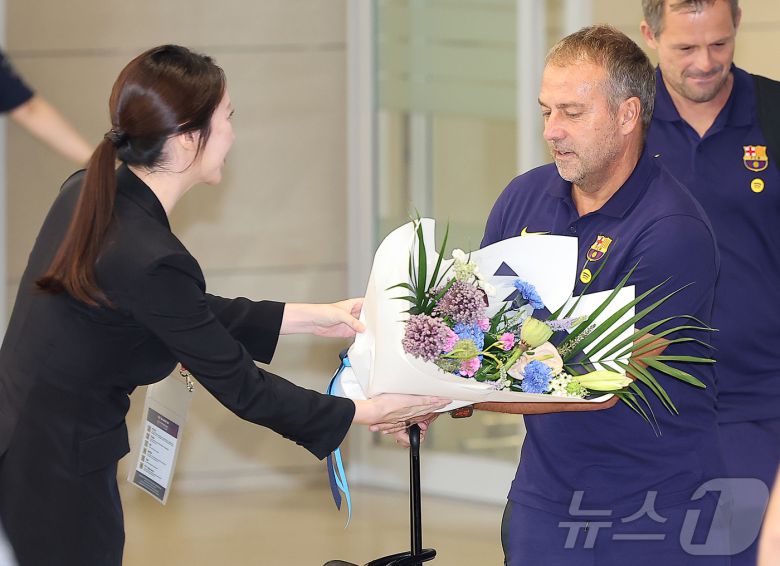 FC 바르셀로나의 한지 플릭 감독을 비롯한 코칭 스테프가 29일 오후 인천국제공항 2터미널을 통해 입국하며 관계자에게 꽃다발을 받고 있다. 2025.7.29/뉴스1 ⓒ News1 김진환 기자