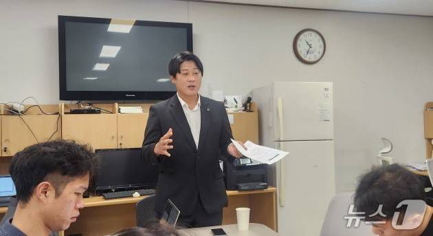 오준영 전북교총 회장이 23일 전북교육청에서 최근 도내 한 지역 교보위가 내린 결정에 대한 문제점을 지적하고 있다./뉴스1 임충식 기자