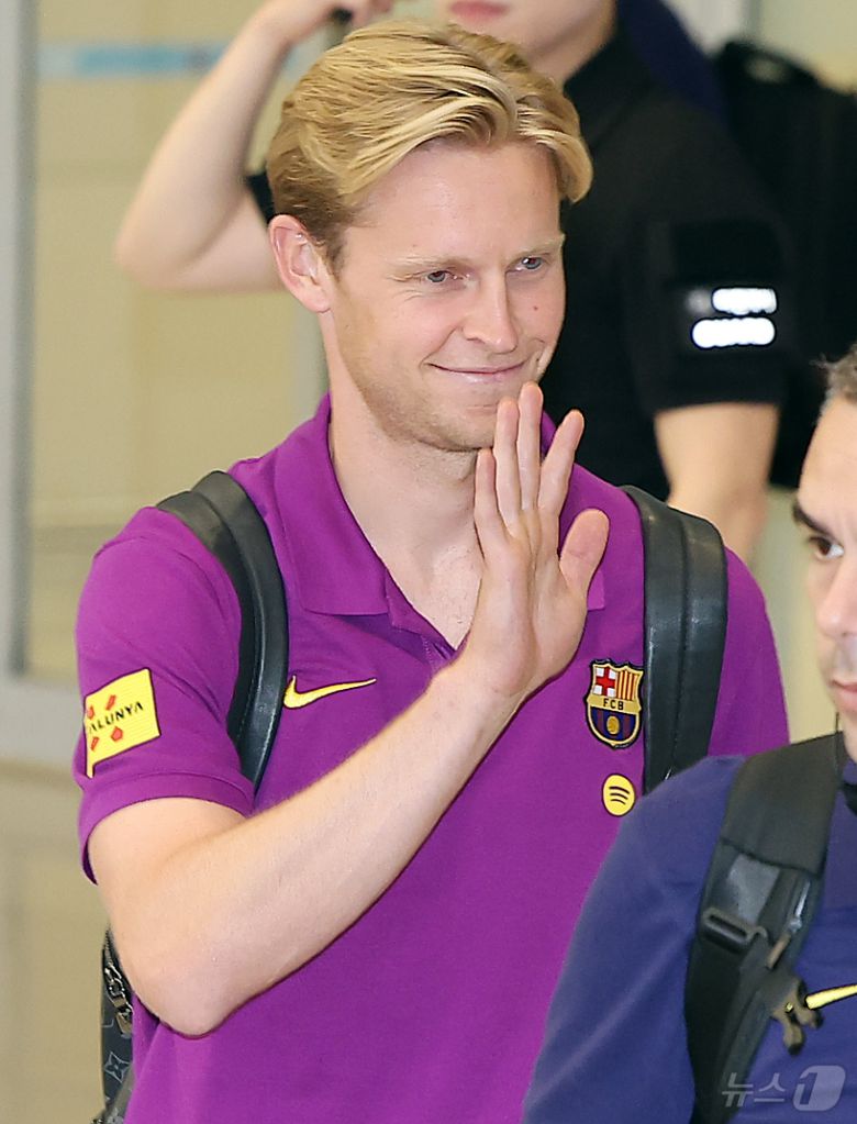 FC 바르셀로나의 프렌키 더 용이 29일 오후 인천국제공항 2터미널을 통해 입국하고 있다. 2025.7.29/뉴스1 ⓒ News1 김진환 기자