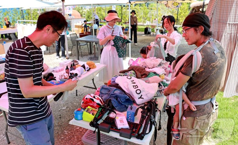 충북 괴산군 칠성면 옛 시장골목 '칠리단길'에 입점한 칠리단청년사업자협동조합 회원들이 지난 26일 플리마켓을 열고 있다.(괴산군 제공).2025.7.29. 2025.7.29/뉴스1