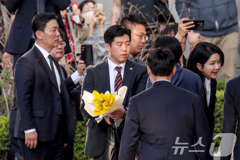 김성훈 경호처 차장이 지난 4월 11일 오후 서울 서초구 아크로비스타 정문에서 윤석열 대통령 부인 김건희 여사를 경호하고 있다./뉴스1 ⓒ News1 박세연 기자