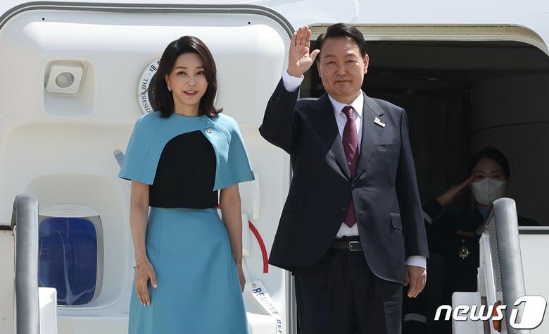 윤석열 대통령과 김건희 여사가 30일 오후(현지시간) 3박5일 동안 나토(NATO 북대서양조약기구) 정상회의 첫 순방을 마치고 스페인 마드리드 바라하스 국제공항에서 공군1호기에 탑승해 손을 들고 있다. (대통령실사진기자단) 2022.6.30/뉴스1 ⓒ News1 오대일 기자