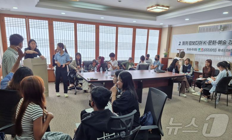 경북문화재단이 29일 캄보디아 프놈펜에 'K-문화·예술 경북학당'을 열고 현지 대학생들에게 우리 전통 무용과 음악을 소개하고 있다.ⓒ News1 김대벽기자