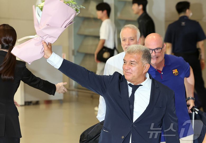 주안 라포르타 FC 바르셀로나 회장이 29일 오후 인천국제공항 2터미널을 통해 입국하며 한국 팬들을 향해 인사하고 있다. 2025.7.29/뉴스1 ⓒ News1 김진환 기자