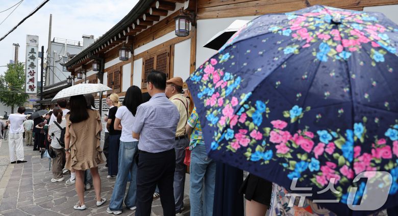 절기상 중복인 30일 서울 종로구의 한 삼계탕 전문점을 찾은 시민들이 점심식사를 위해 줄지어 대기하고 있다. 2025.7.30/뉴스1 ⓒ News1 박지혜 기자