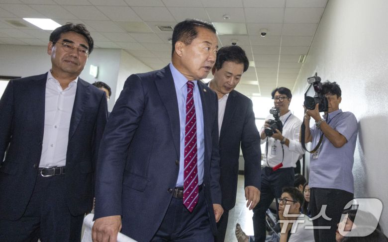 신성범 국회 정보위원장을 비롯한 여야 정보위원들이 30일 서울 여의도 국회에서 열린 정보위원회에 참석하고 있다. (공동취재) 2025.7.30/뉴스1 ⓒ News1 신웅수 기자