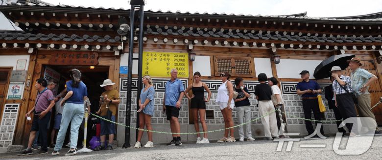 절기상 중복인 30일 서울 종로구의 한 삼계탕 전문점을 찾은 외국인 관광객과 시민들이 점심식사를 위해 줄지어 대기하고 있다. 2025.7.30/뉴스1 ⓒ News1 박지혜 기자
