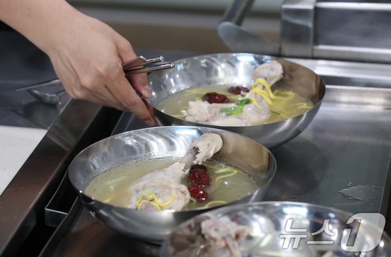 중복(中伏)인 30일 경기 수원시 장안구청 구내식당에서 열린 복달임 행사에서 구청 직원들이 삼계탕을 배식받고 있다. 2025.7.30/뉴스1 ⓒ News1 김영운 기자