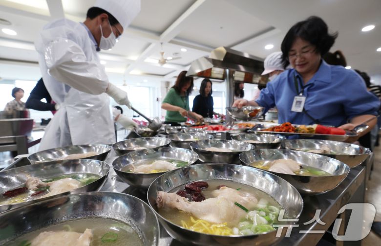 중복(中伏)인 30일 경기 수원시 장안구청 구내식당에서 열린 복달임 행사에서 구청 직원들이 삼계탕을 배식받고 있다. 2025.7.30/뉴스1 ⓒ News1 김영운 기자