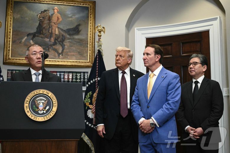 정의선 현대차그룹 회장이 24일(현지시간) 워싱턴 백악관에서 도널드 트럼프 미국 대통령이 지켜보는 가운데 210억달러 (33조원) 규모의 미국 투자 계획을 발표하고 있다. 2025.03.25 ⓒ AFP=뉴스1 ⓒ News1 우동명 기자