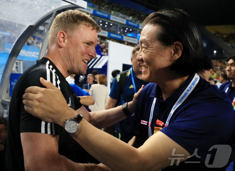 30일 오후 경기 수원시 팔달구 수원월드컵경기장에서 열리는 쿠팡플레이 시리즈 팀 K리그와 잉글랜드 프리미어리그 뉴캐슬 유나이티드의 경기를 앞두고 뉴캐슬 에디 하우 감독과 팀 K리그 김판곤 감독이 인사를 나누고 있다. 2025.7.30/뉴스1 ⓒ News1 김진환 기자