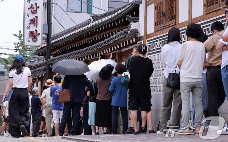 절기상 중복인 30일 서울 종로구의 한 삼계탕 전문점을 찾은 시민들이 점심식사를 위해 줄지어 대기하고 있다. 2025.7.30/뉴스1 ⓒ News1 박지혜 기자