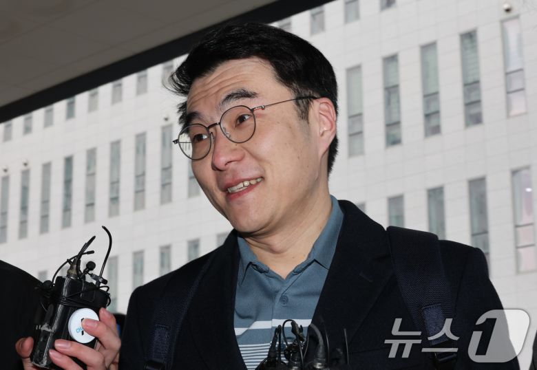 김남국 전 더불어민주당 의원이 10일 오후 서울 양천구 서울남부지방법원에서 열린 ‘허위 재산 신고' 관련 1심 선고에 출석하고 있다. 국회의원 시절 99억 원에 달하는 가상자산 보유 사실을 숨기려 허위로 재산을 신고한 혐의로 법정에 선 김 전 의원은 이번 1심에서 무죄를 선고 받았다. 2025.2.10/뉴스1 ⓒ News1 박세연 기자