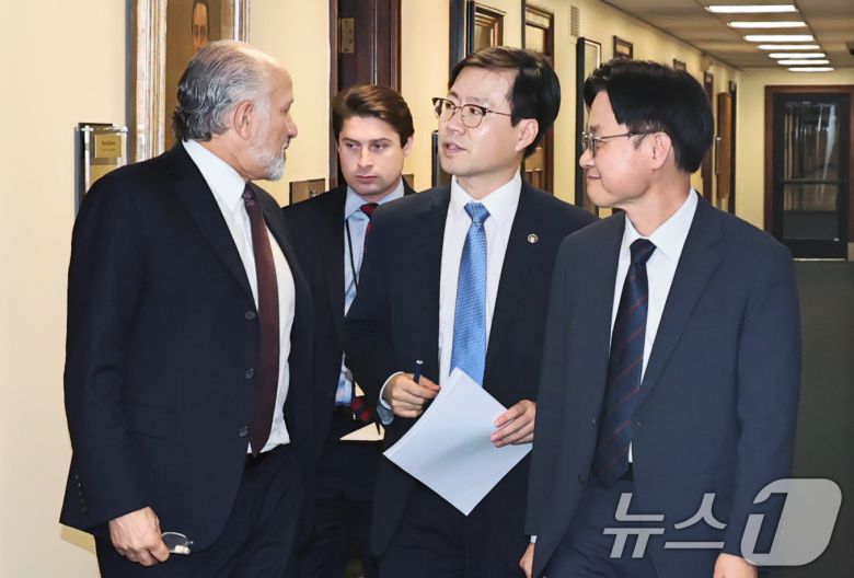 김정관 산업통상자원부 장관이 24일(현지시간) 미국 워싱턴 D.C. 상무부 회의실에서 하워드 러트닉 상무부 장관과 면담을 나누고 있다. (산업통상자원부 제공. 재판매 및 DB 금지) 2025.7.25/뉴스1