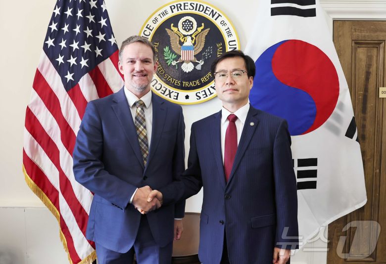 여한구 산업통상자원부 통상교섭본부장이 25일(현지시간) 미국 워싱턴 D.C. 미국무역대표부 회의실에서 제이미슨 그리어 미국무역대표부 대표와 한미 관세협상 진전 방안을 논의하기에 앞서 기념촬영을 하고 있다. (산업부 제공. 재판매 및 DB금지) 2025.7.26/뉴스1 ⓒ News1 포토공용 기자