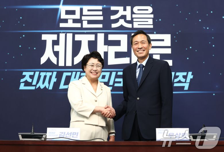 우상호 대통령실 정무수석이 11일 오후 서울 여의도 국회에서 김선민 조국혁신당 대표 권한대행을 예방하고 있다. 2025.6.11/뉴스1 ⓒ News1 김민지 기자