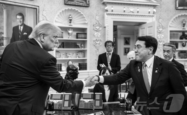 도널드 트럼프 미국 대통령이 백악관 집무실에서 23일(현지시간) 아카자와 료세이 일본 경제재생상과 양국 무역협상을 타결 후 악수를 하고 있다. (댄 스카비노 백악관 부비서실장 X, 재판매 및 DB금지) 2025.7.24/뉴스1 ⓒ News1 김진환 기자