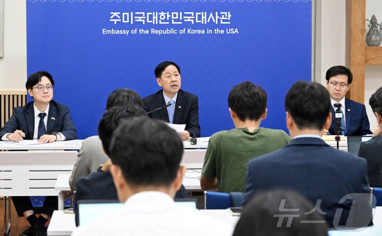 구윤철 경제부총리 겸 기획재정부 장관이 31일(한국시간) 미국 워싱턴D.C. 주미대한민국대사관에서 김정관 산업통상자원부 장관, 여한구 산업부 통상교섭본부장과 함께 한국과 미국 간 통상협의 결과 발표를 하고 있다. (기획재정부 제공. 재판매 및 DB 금지) 2025.7.31/뉴스1