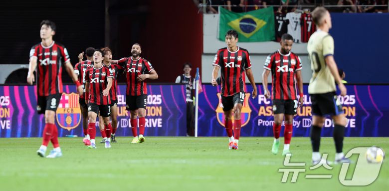 31일 서울 마포구 상암동 서울월드컵경기장에서 열린 ‘2025 FC바르셀로나 아시아투어’ FC서울과 FC바르셀로나의 경기, FC서울의 야잔이 골을 성공 시키고 동료들과 기뻐하고 있다. 2025.7.31/뉴스1 ⓒ News1 이승배 기자
