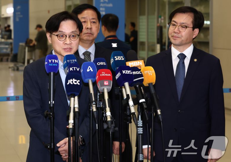 김정관 산업통상자원부 장관이 1일 오후 인천국제공항 제2터미널에서 한미 관세협상 관련 취재진 질의에 답변하고 있다. 왼쪽부터 김 장관, 구윤철 경제부총리 겸 기획재정부 장관, 여한구 통상교섭본부장. 2025.8.1/뉴스1 ⓒ News1 김민지 기자