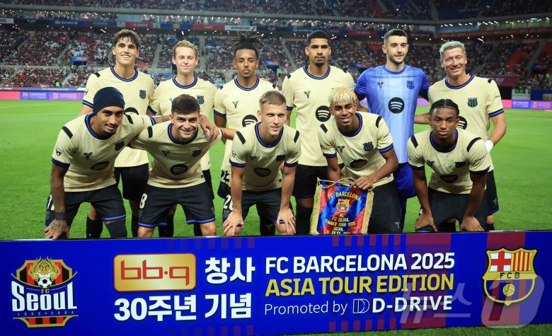 31일 서울 마포구 상암동 서울월드컵경기장에서 열리는 ‘2025 FC바르셀로나 아시아투어’ FC서울과 FC바르셀로나의 경기를 앞두고 FC바르셀로나 선발 선수들이 기념 촬영을 하고 있다. 2025.7.31/뉴스1 ⓒ News1 김진환 기자
