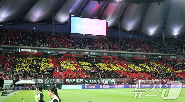 31일 서울 마포구 상암동 서울월드컵경기장에서 열린 ‘2025 FC바르셀로나 아시아투어’ FC서울과 FC바르셀로나의 경기, FC서울 카드섹션 응원이 펼쳐지고 있다. 2025.7.31/뉴스1 ⓒ News1 이승배 기자