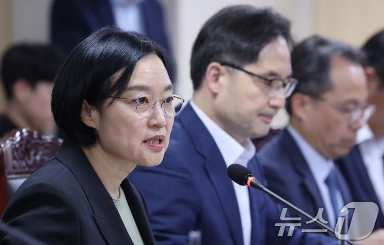 한성숙 중소벤처기업부 장관이 1일 오후 서울 중구 대·중소기업·농어업협력재단 대회의실에서 열린 중소기업 기술탈취 근절 방안 마련을 위한 간담회에서 인사말을 하고 있다. 이번 간담회는 중기부, 공정거래위원회, 특허청, 중소기업 대표, 전문가 등이 중소기업 기술탈취 현황을 진단하고 해법을 모색하기 위해 마련됐다. 2025.8.1/뉴스1 ⓒ News1 박지혜 기자