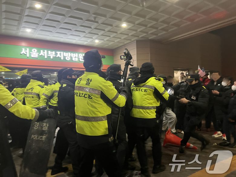 지난 1월 19일 새벽 윤석열 대통령에 대한 구속영장이 발부되자 서울 서부지법에 지지자들이 진입해 난동을 부리자 경찰이 이를 진압하고 있다. 2025.1.19/뉴스1 ⓒ News1 김민수 기자