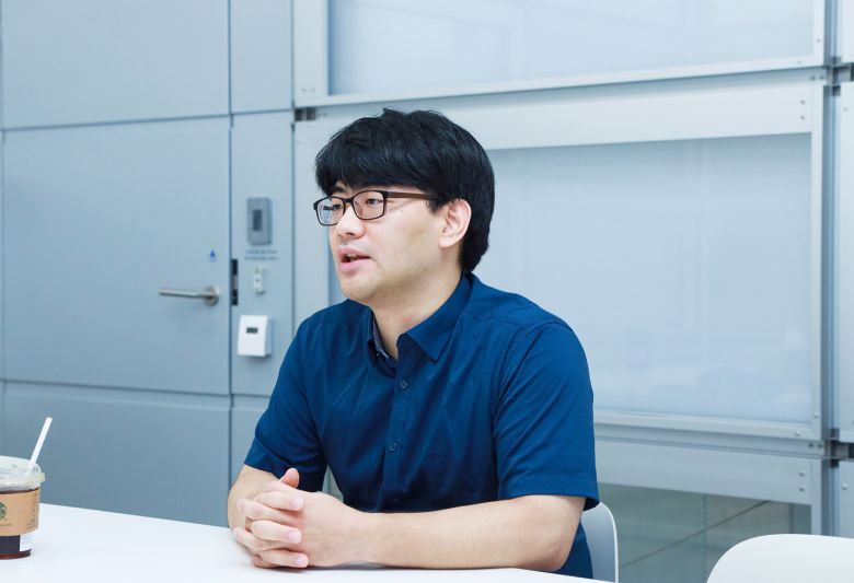 네이버클라우드의 자체 생성형 AI 추론모델 '하이퍼클로바X 씽크' 개발을 담당한 곽동현 네이버클라우드 제너레이티브 챗봇(Generative Chatbot)팀 리더가 경기 성남시 네이버 제2 사옥 1784에서 <뉴스1>과 인터뷰를 하는 모습. (네이버 제공)