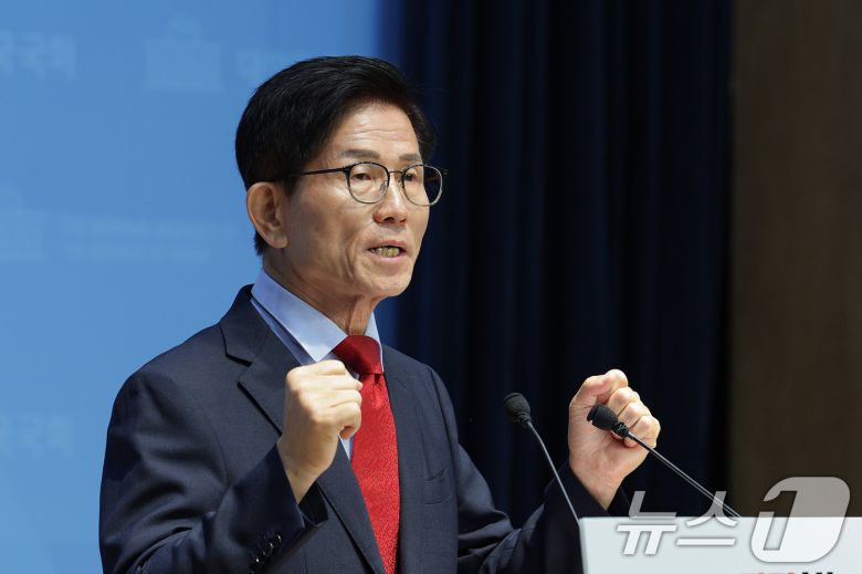 국민의힘 당대표 출마를 선언한 김문수 전 고용노동부 장관이 31일 서울 여의도 국회 소통관에서 비전·공약 발표를 하고 있다. 2025.7.31/뉴스1 ⓒ News1 신웅수 기자