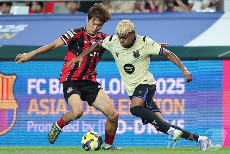 31일 서울 마포구 상암동 서울월드컵경기장에서 열리는 ‘2025 FC바르셀로나 아시아투어’ FC서울과 FC바르셀로나의 경기, 전반 FC서울 김진수가 FC바르셀로나 라민 야말의 볼을 뺏고 있다. 2025.7.31/뉴스1 ⓒ News1 김진환 기자
