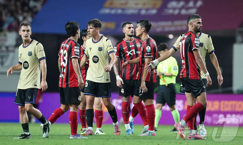 31일 서울 마포구 상암동 서울월드컵경기장에서 열리는 ‘2025 FC바르셀로나 아시아투어’ FC서울과 FC바르셀로나의 경기에서 7대3 승리를 거둔 FC바르셀로나 선수들이 FC서울 선수들과 인사를 하고 있다. 2025.7.31/뉴스1 ⓒ News1 김진환 기자