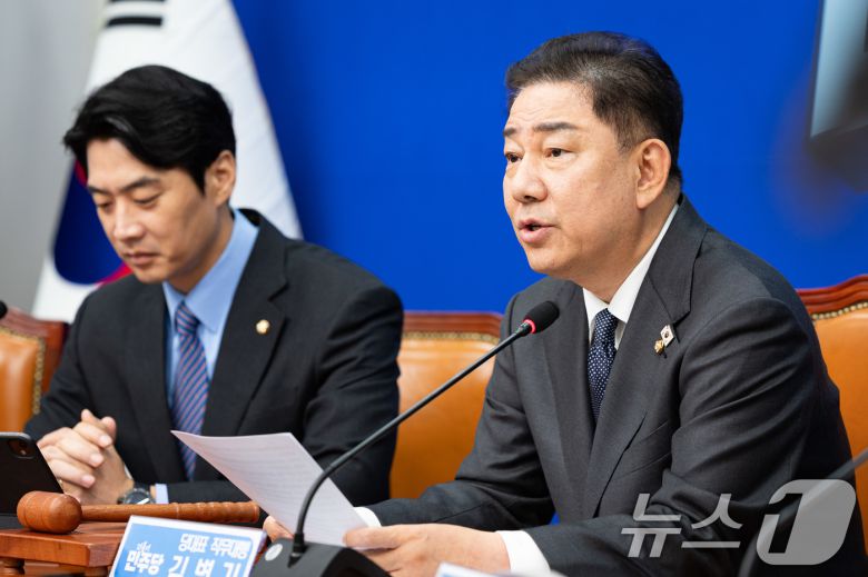 김병기 더불어민주당 대표 직무대행 겸 원내대표가 1일 서울 여의도 국회에서 열린 최고위원회의에서 모두 발언을 하고 있다. ⓒ News1 유승관 기자
