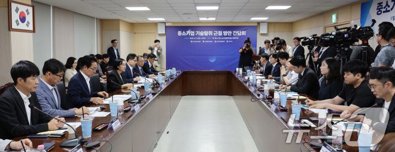 한성숙 중소벤처기업부 장관이 1일 오후 서울 중구 대·중소기업·농어업협력재단 대회의실에서 열린 중소기업 기술탈취 근절 방안 마련을 위한 간담회에서 인사말을 하고 있다. 이번 간담회는 중기부, 공정거래위원회, 특허청, 중소기업 대표, 전문가 등이 중소기업 기술탈취 현황을 진단하고 해법을 모색하기 위해 마련됐다. 2025.8.1/뉴스1 ⓒ News1 박지혜 기자