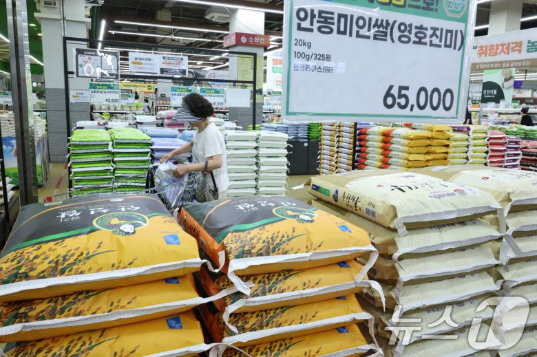 1일 서울 서초구 하나로마트 양재점을 찾은 시민들이 쌀을 고르고 있다. 대한민국은 이번 미국과의 관세 협상에서 쌀·소고기 추가 개방 없이 상호관세를 25%에서 15%로 낮췄다. 2025.8.1/뉴스1 ⓒ News1 신웅수 기자