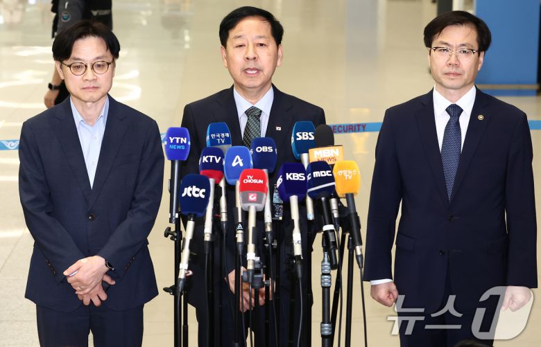 구윤철 경제부총리 겸 기획재정부 장관이 1일 오후 인천국제공항 제2터미널에서 한미 관세협상 관련 취재진 질의에 답변하고 있다. 왼쪽부터 김정관 산업통상자원부 장관, 구 부총리, 여한구 통상교섭본부장. 2025.8.1/뉴스1 ⓒ News1 김민지 기자