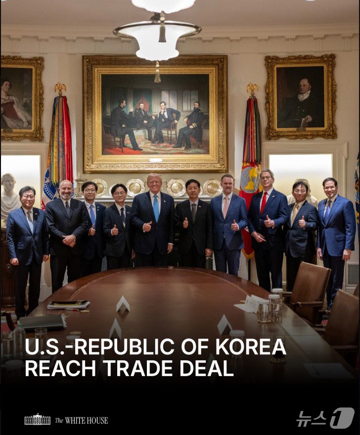 도너드 트럼프 미국 대통령이 지난 30일(현지시간) 워싱턴DC 백악관에서 구윤철 경제부총리 겸 기획재정부 장관 등 한국 정부 협상단과 무역합의를 타결한 후 기념촬영을 하고 있다. (백악관 X. 재판매 및 DB 금지) 2025.8.1/뉴스1