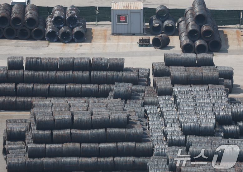 도널드 트럼프 미국 대통령이 한국 등 수십 개 국가들을 상대로 적용할 상호관세율을 수정한 행정명령에 서명했다고 백악관이 밝혔다. 변경된 상호관세율은 8월 7일 발효된다. 한국의 주력 수출품인 자동차 관세율은 15%로, 철강·알루미늄·구리는 기존 관세율(50%)를 유지하기로 했다. 사진은 1일 경기 평택시 포승읍 평택항에 철강 제품이 쌓여있는 모습. 2025.8.1/뉴스1 ⓒ News1 김영운 기자