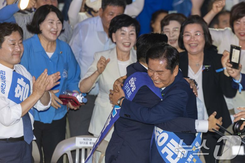 정청래 더불어민주당 신임 당대표가 2일 경기 고양시 킨텍스에서 열린 제2차 임시전국당원대회에서 결과 발표 후 박찬대 후보와 포옹하고 있다. (공동취재) 2025.8.2/뉴스1 ⓒ News1 유승관 기자