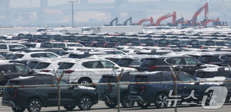 도널드 트럼프 미국 대통령이 한국 등 수십 개 국가들을 상대로 적용할 상호관세율을 수정한 행정명령에 서명했다고 백악관이 밝혔다. 변경된 상호관세율은 8월 7일 발효된다. 한국의 주력 수출품인 자동차 관세율은 15%로, 철강·알루미늄·구리는 기존 관세율(50%)를 유지하기로 했다. 사진은 1일 경기 평택시 포승읍 평택항에 수출용 차량이 세워져 있는 모습. 2025.8.1/뉴스1 ⓒ News1 김영운 기자