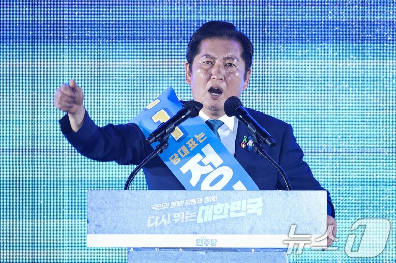 정청래 더불어민주당 당대표 후보가 2일 경기 고양시 킨텍스에서 열린 제2차 임시전국당원대회에서 정견발표를 하고 있다. 2025.8.2/뉴스1 ⓒ News1 유승관 기자