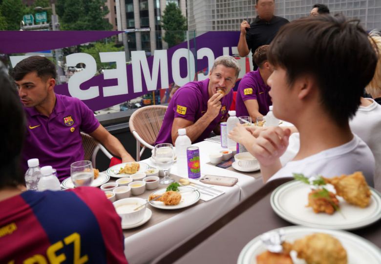 BBQ 치마카세의 첫 번째 메뉴인 김두치를 즐기는 FC바르셀로나 선수들. 왼쪽부터 페르디, 레반도프스키, 페르민.(제네시스BBQ 제공)