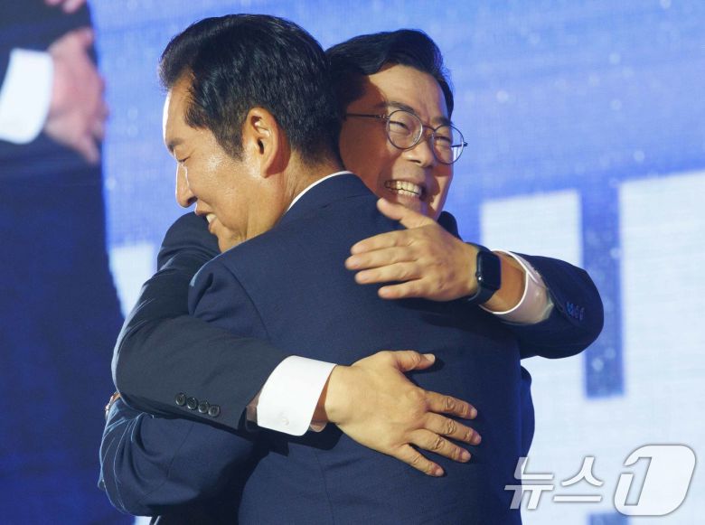 정청래 더불어민주당 신임 당대표와 박찬대 후보가 2일 경기 고양시 킨텍스에서 열린 제2차 임시전국당원대회에서 당선 발표 후 포옹하고 있다. (공동취재) 2025.8.2/뉴스1 ⓒ News1 유승관 기자