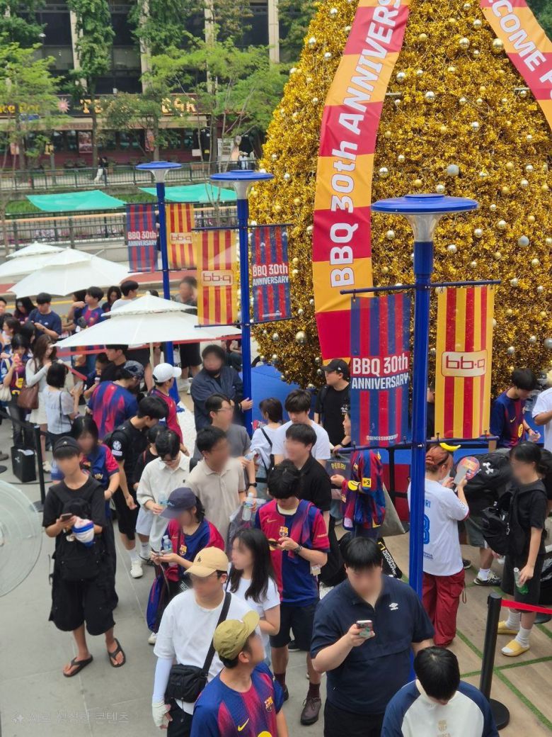BBQ 빌리지 청계광장점에 1000여명의 팬이 방문했다.(제네시스BBQ 제공)