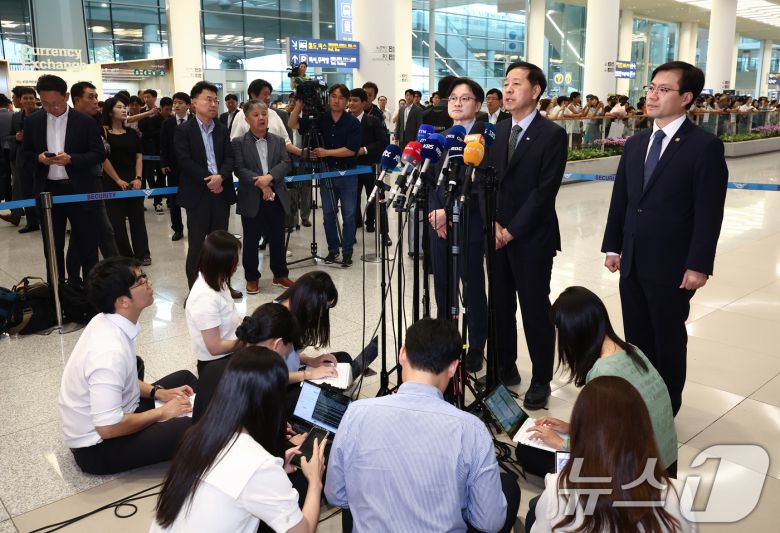 구윤철 경제부총리 겸 기획재정부 장관이 1일 오후 인천국제공항 제2터미널에서 한미 관세협상 관련 취재진 질의에 답변하고 있다. 2025.8.1/뉴스1 ⓒ News1 김민지 기자
