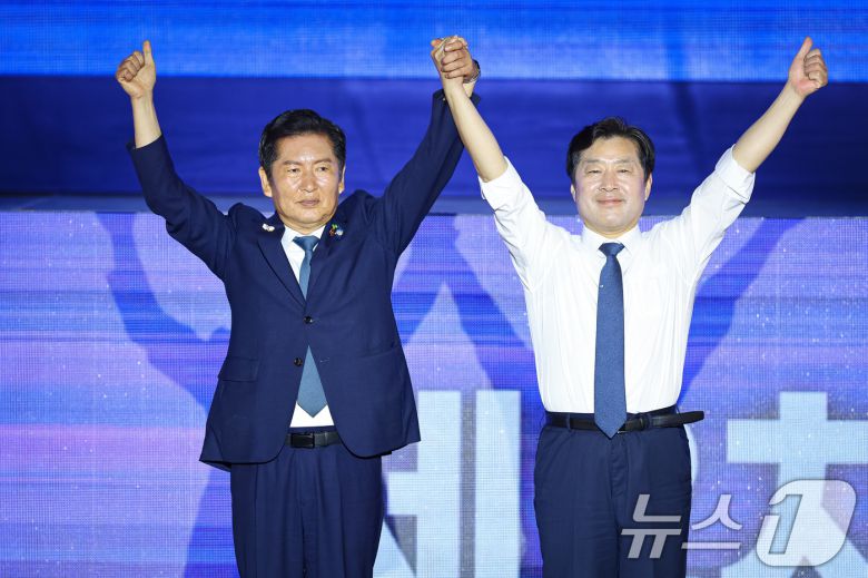 정청래 더불어민주당 신임 당대표와 황명선 최고위원이 2일 경기 고양시 킨텍스에서 열린 제2차 임시전국당원대회에서 당선 발표 후 당원들을 향해 손을 들어 보이고 있다. 2025.8.2/뉴스1 ⓒ News1 유승관 기자